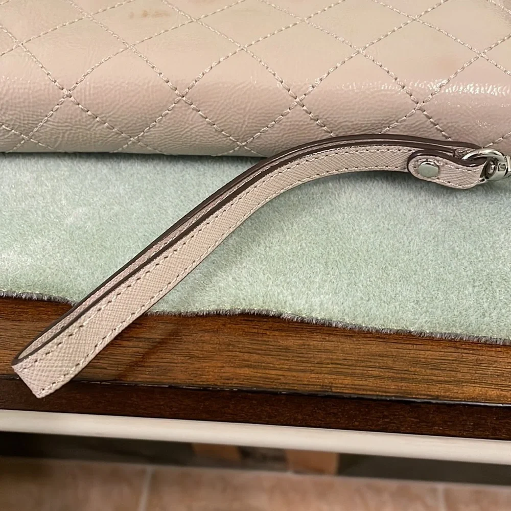 Michael Kors wristlet. Taupe / Tan - Picture 10 of 12